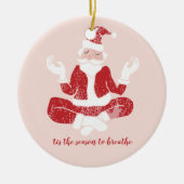 Gewoon Ademhalen Yoga Kerstman Keramisch Ornament (Voorkant)