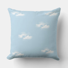 Gewoon blauw luchtruim met fluffige wolken kussen