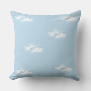 Gewoon blauw luchtruim met fluffige wolken kussen