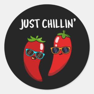 Gewoon Chillin Funny Chili Peppers Pun Dark BG Ronde Sticker