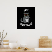 Gewoon Chin-Chillin Funny Chinchilla Pun Dark BG Poster (Keuken)