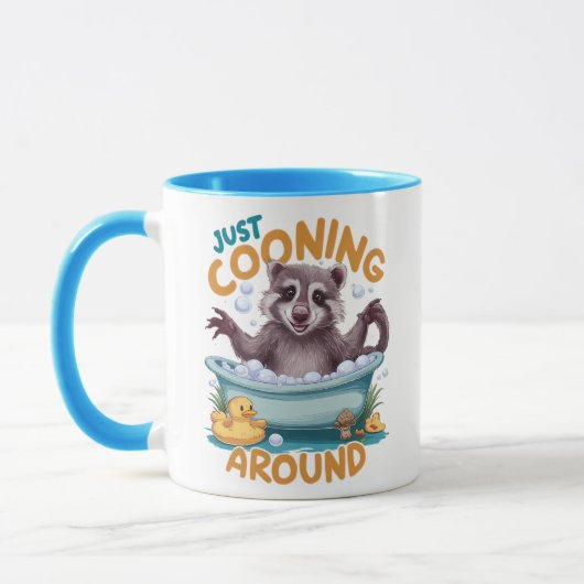 Gewoon cooning, speelse wasbeer badtijd avontuur mok (Links)