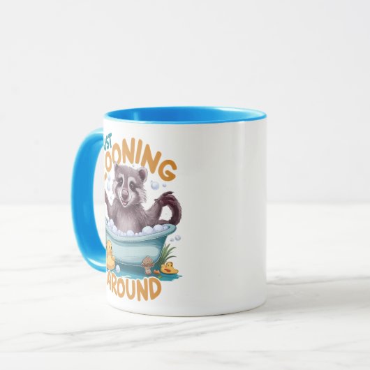 Gewoon cooning, speelse wasbeer badtijd avontuur mok (Voorkant links)