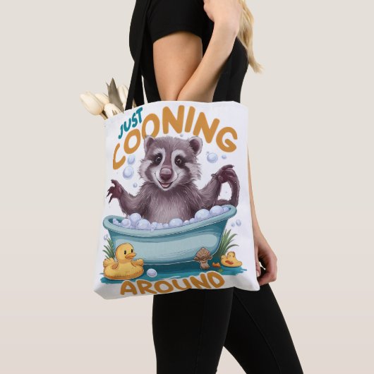 Gewoon cooning, speelse wasbeer badtijd avontuur tote bag (Dichtbij)