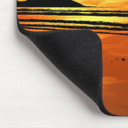 Gewoon de vreedzame Yoga Pose op strand op zonsond Muismat (Hoek)