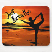 Gewoon de vreedzame Yoga Pose op strand op zonsond Muismat (Voorkant)
