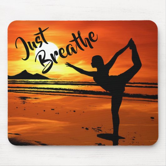 Gewoon de vreedzame Yoga Pose op strand op zonsond Muismat (Voorkant)