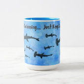 "Gewoon door te zwemmen in haaien" Tweekleurige Koffiemok (Center)