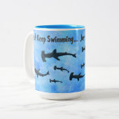 "Gewoon door te zwemmen in haaien" Tweekleurige Koffiemok (Voorkant links)