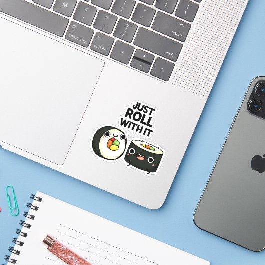 Gewoon doorlopen met het grappige Sushi Roll Pun Sticker (Laptop met iPhone)