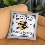 Gewoon een Bunch van Hocus Pocus Halloween Witch Kussen<br><div class="desc">Celebrate Halloween in style with this spooky pret "It's Just a Bunch of Hocus Pocus" citaat gooi kussen. Hij is uitgerust met een schaamse heks die op een borduurstok voor een volle maan vliegt met een stijlvolle typografie. Tweezijdig ontwerp in zwarte, witte, en lichtgrijze kleuren die kunnen worden aangepast om...</div>