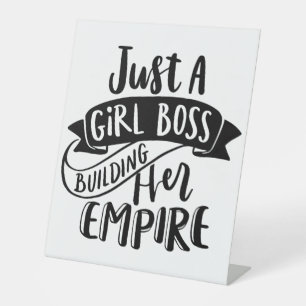 Gewoon een Girl Boss die haar Empire-bord bouwt Reclamebord Met Voetstuk