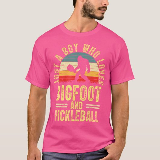 Gewoon een jongen die van Bigfoot Sasquatch Pickle T-shirt (Voorkant)