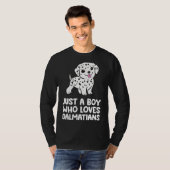 Gewoon een jongen die van Dalmatiërs houdt T-shirt (Voorkant volledig)
