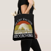 Gewoon een jongen die van Geocaching houdt Tote Bag (Dichtbij)
