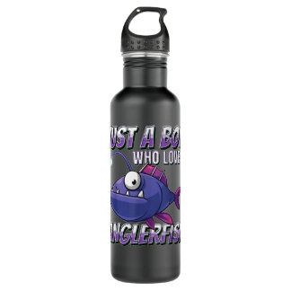 Gewoon een jongen die van zeeduivel houdt en visse waterfles 