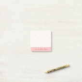 Gewoon een klein roze strik watermerk notitie post-it® notes (Op bureau)