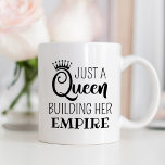 Gewoon een koningin die haar Empire Black Quote bo Koffiemok<br><div class="desc">Dit fantastische koffieontwerp voor haar heeft "Just a Queen building her empire",  een leuke en inspirerend mok,  in het zwart. Een kroon accentueert het stijlvolle typografische ontwerp. Maakt een geweldig cadeau voor een doe-het-zelf expert,  eigenaar of ondernemer van een klein bedrijf.</div>