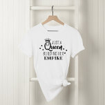Gewoon een koningin die haar Empire Black Quote bo T-shirt<br><div class="desc">Dit fantastische witte T-shirt ontwerp voor haar functies "Just a Queen building her empire",  een leuke en inspirerend quote,  in het zwart. Een kroon en sterren accentueren het stijlvolle typografische ontwerp. Maakt een geweldig cadeau voor een doe-het-zelf expert,  eigenaar of ondernemer van een klein bedrijf.</div>