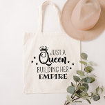 Gewoon een koningin die haar Empire Black Quote bo Tote Bag<br><div class="desc">Dit fantastische canvas tas-ontwerp voor haar bevat "Just a Queen building her empire",  een leuk en inspirerend citaat,  in het zwart. Een kroon en sterren accentueren het stijlvolle typografische ontwerp. Maakt een geweldig cadeau voor een doe-het-zelf expert,  eigenaar of ondernemer van een klein bedrijf.</div>