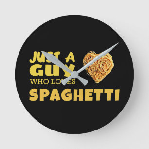 Gewoon een man die van spaghetti houdt ronde klok