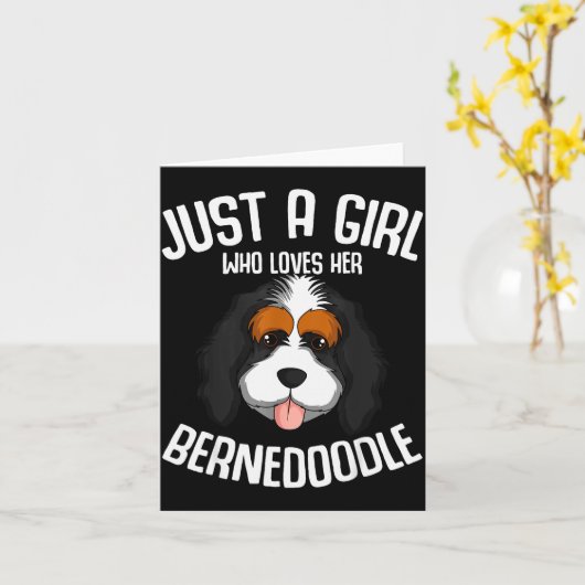 Gewoon Een Meisje Dat Haar Bernedoodle Hond Liefhe Kaart (Gele Bloem)