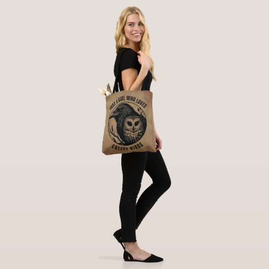 Gewoon een meisje dat houdt van uilen en raven tote bag (Op model)