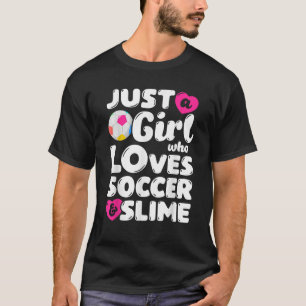 Gewoon een meisje dat houdt van voetbal en slanke  t-shirt