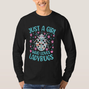 Gewoon een meisje dat lieveheersbeestjes met bloem t-shirt