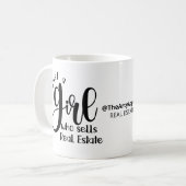 gewoon een meisje dat onroerend goed verkoopt , op koffiemok (Voorkant links)