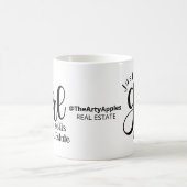 gewoon een meisje dat onroerend goed verkoopt , op koffiemok (Center)