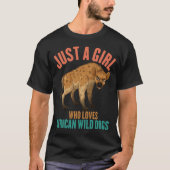 Gewoon een meisje dat van Afrikaanse wilde honden  T-shirt (Voorkant)