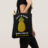 Gewoon een meisje dat van ananassen houdt tote bag (Dichtbij)