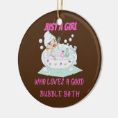 Gewoon een meisje dat van bubbelbaden houdt keramisch ornament (Links)