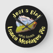 Gewoon een meisje dat van citroenappeltaart houdt ronde klok (Voorkant)