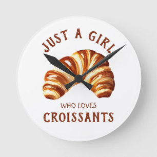 Gewoon een meisje dat van croissants houdt ronde klok