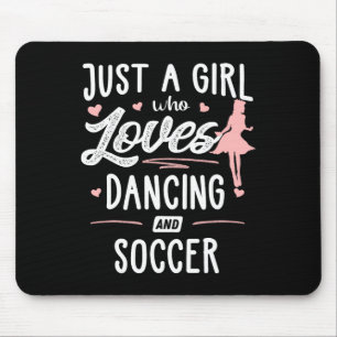 Gewoon een meisje dat van dansen en voetbal houdt muismat