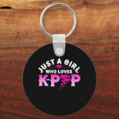 Gewoon een meisje dat van de K-Pop Vinger Heart KP Sleutelhanger (Voorkant)