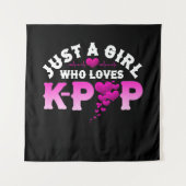 Gewoon een meisje dat van de K-Pop Vinger Heart KP Wandkleed (Voorkant)