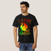 Gewoon een meisje dat van Dragons houdt T-shirt (Voorkant volledig)
