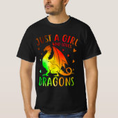 Gewoon een meisje dat van Dragons houdt T-shirt (Voorkant)
