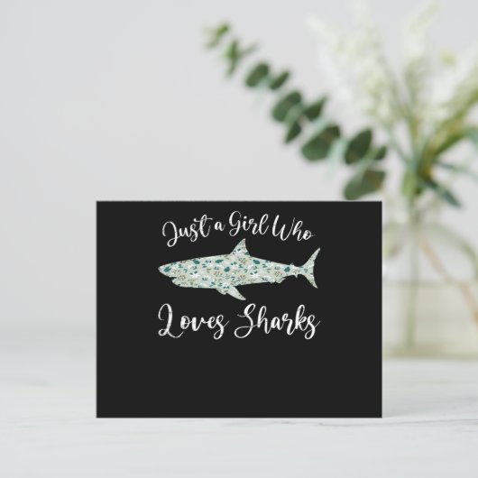 Gewoon een meisje dat van haaien houdt - geeft zee aankondigingskaart (Staand voorkant)
