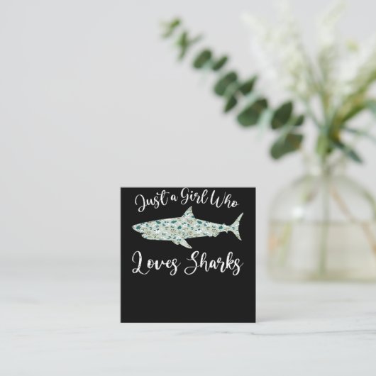 Gewoon een meisje dat van haaien houdt - geeft zee vierkante visitekaartje (Staand voorkant)