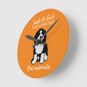 Gewoon een meisje dat van haar Bernedole houdt Ronde Klok (Hoek)