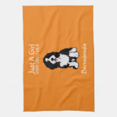 Gewoon een meisje dat van haar Bernedole houdt Theedoek (Verticaal)