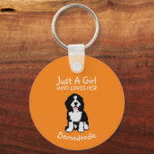 Gewoon een meisje dat van haar Bernedoodle houdt Sleutelhanger (Voorkant)