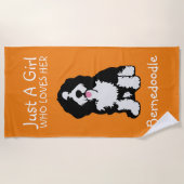 Gewoon een meisje dat van haar Bernedoodle houdt Strandlaken (Voorkant)