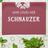 Gewoon een meisje dat van haar Schnauzer houdt Theedoek (Gevouwen)