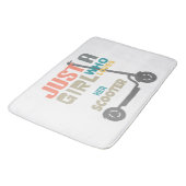 Gewoon een meisje dat van haar scooter houdt badmat (Gekanteld)