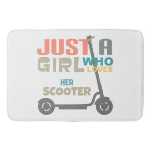 Gewoon een meisje dat van haar scooter houdt badmat